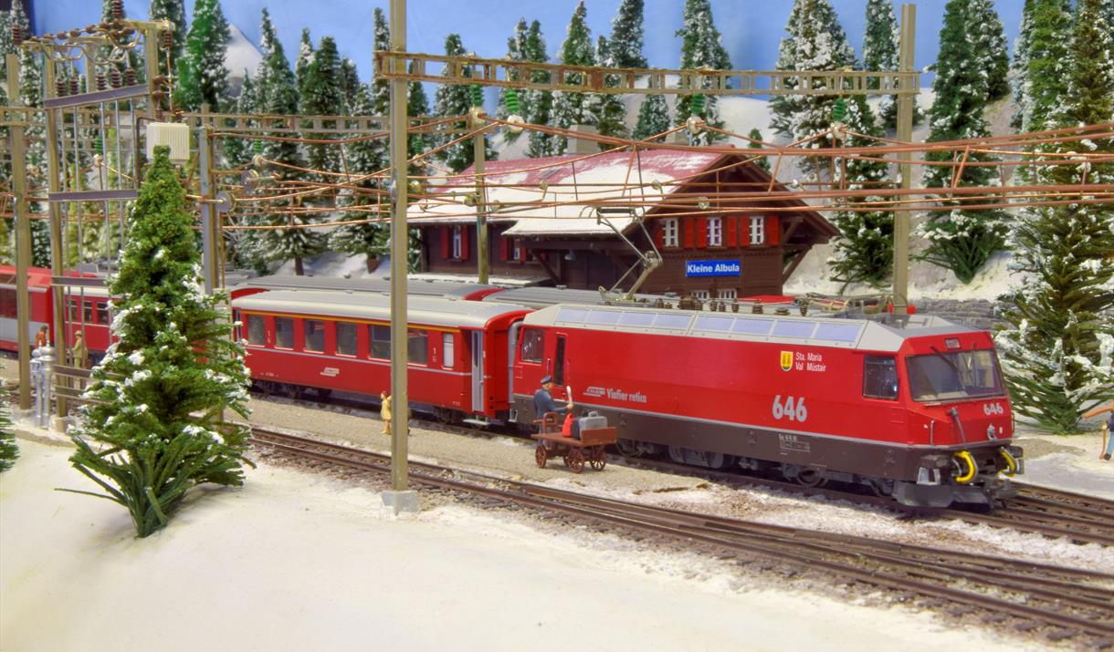 646 ready to leave Kleine Albula with the Glacier Express