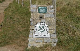 Milestone at the start of the walk