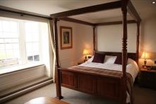 The Ship Hotel 4 poster bedroom