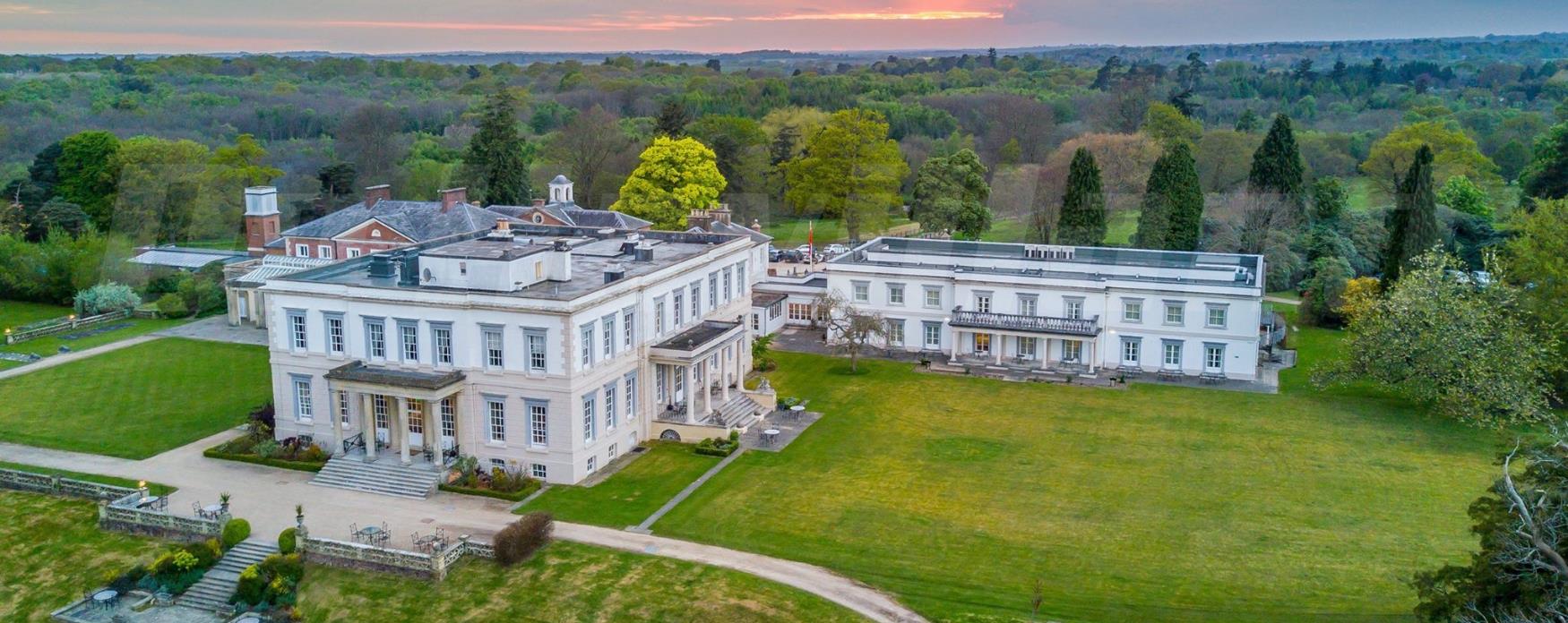 birds eye view of hotel and grounds