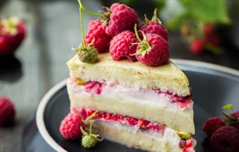 Sponge cake with raspberries and cream