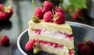 Sponge cake with raspberries and cream