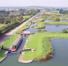 Foxhangers Canal Holidays - Caen Hill Locks