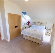 Old Dairy Cottage - bedroom