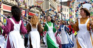 Garland dancers