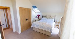 Old Dairy Cottage - bedroom