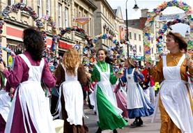 Garland dancers