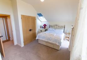 Old Dairy Cottage - bedroom