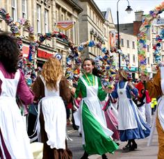 Garland dancers