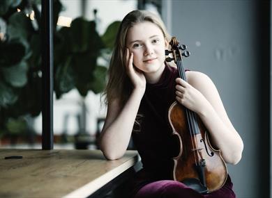 Charlotte Spruit posing with violin