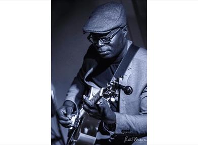 Black and white, jazz guitarist © Ron Milsom