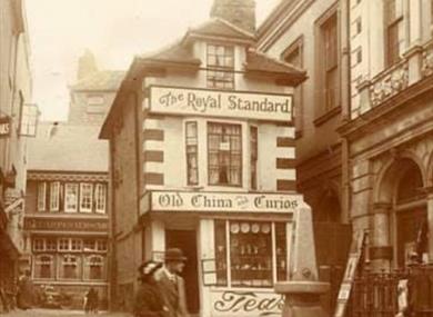 Pubs Walk - Crooked House, Windsor