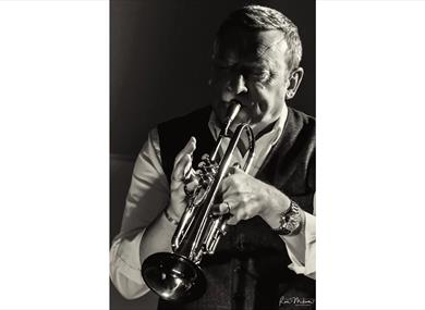 Black and white, jazz trumpeter © Ron Milsom