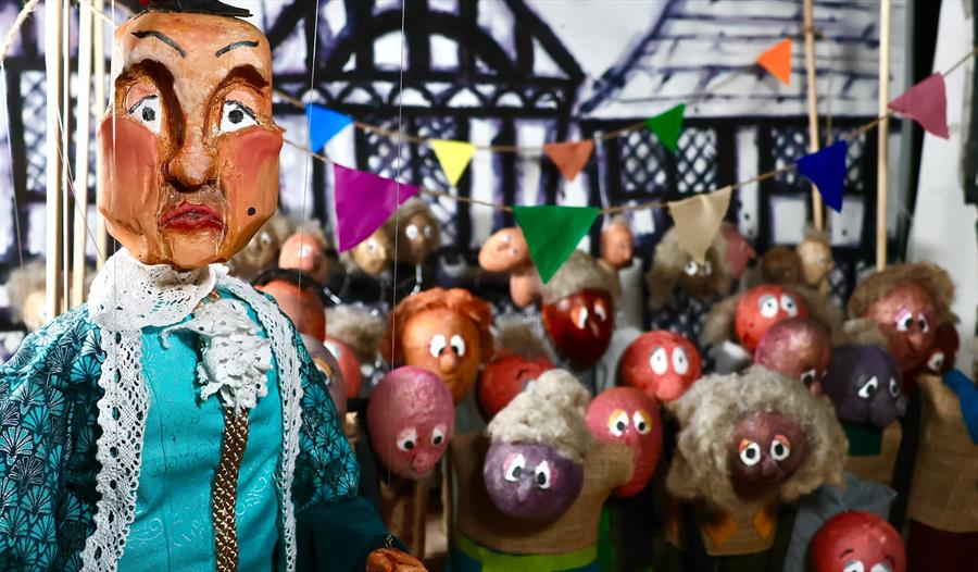 The Emperor's New Clothes - Czech marionettes