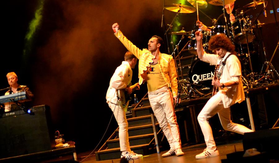 Flash - A Tribute to Queen | performing on stage