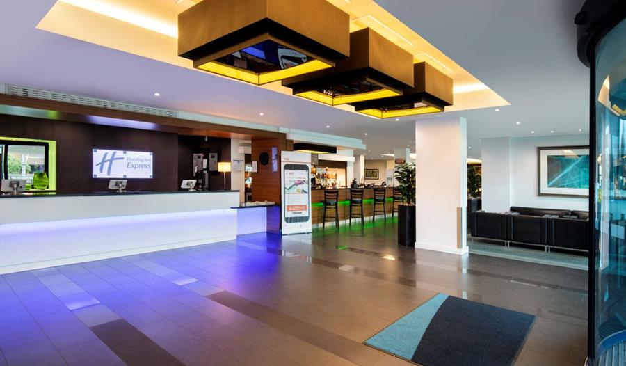 Holiday Inn Express London Heathrow T5 | Hotel Lobby