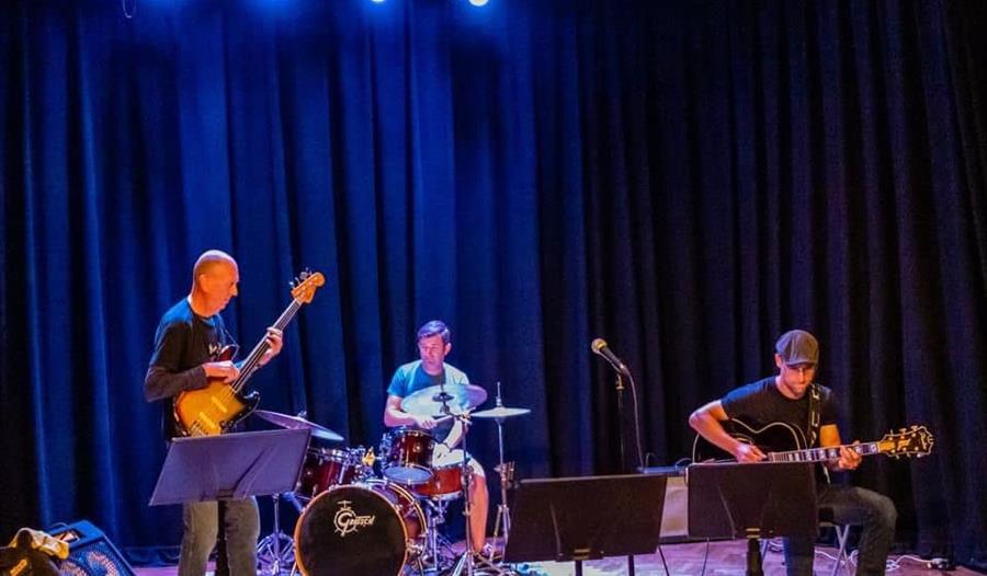 The Jazz Vanguard - Band playing