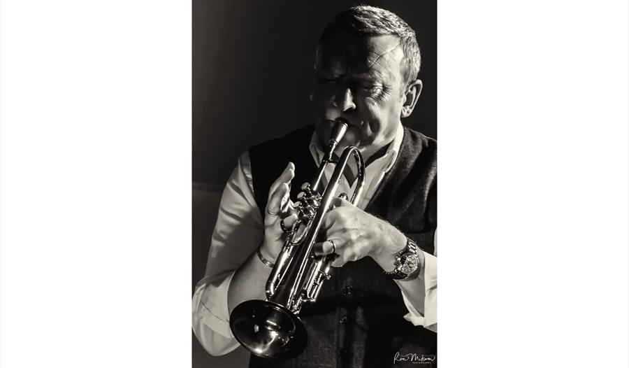 Black and white, jazz trumpeter © Ron Milsom