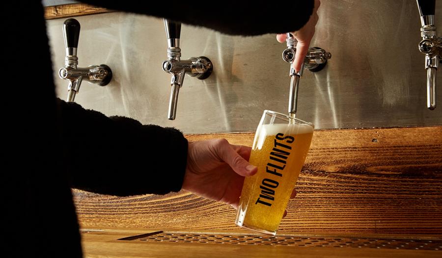 Two Flints Brewery - pulling a pint