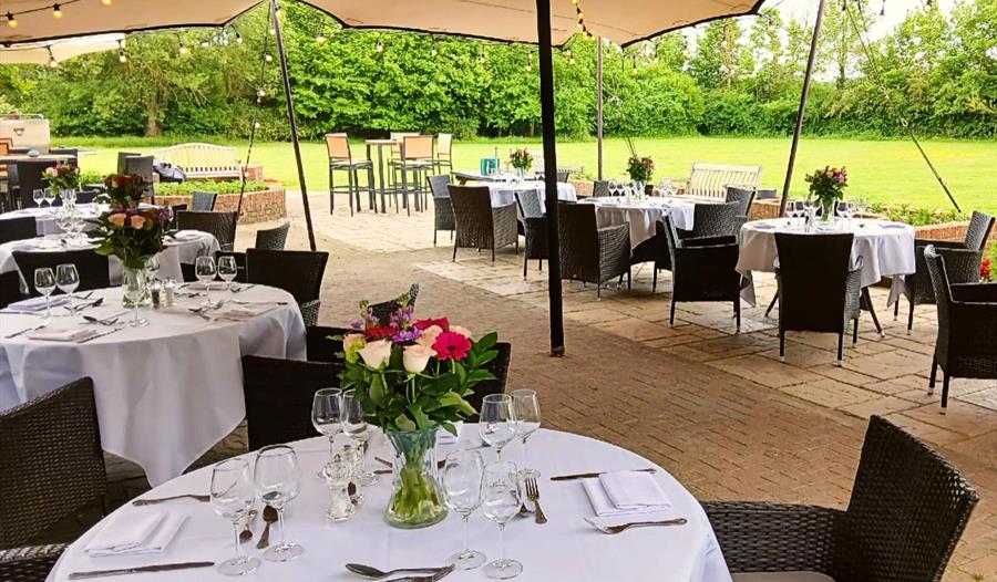 Outside dining tables at Stirrups Hotel