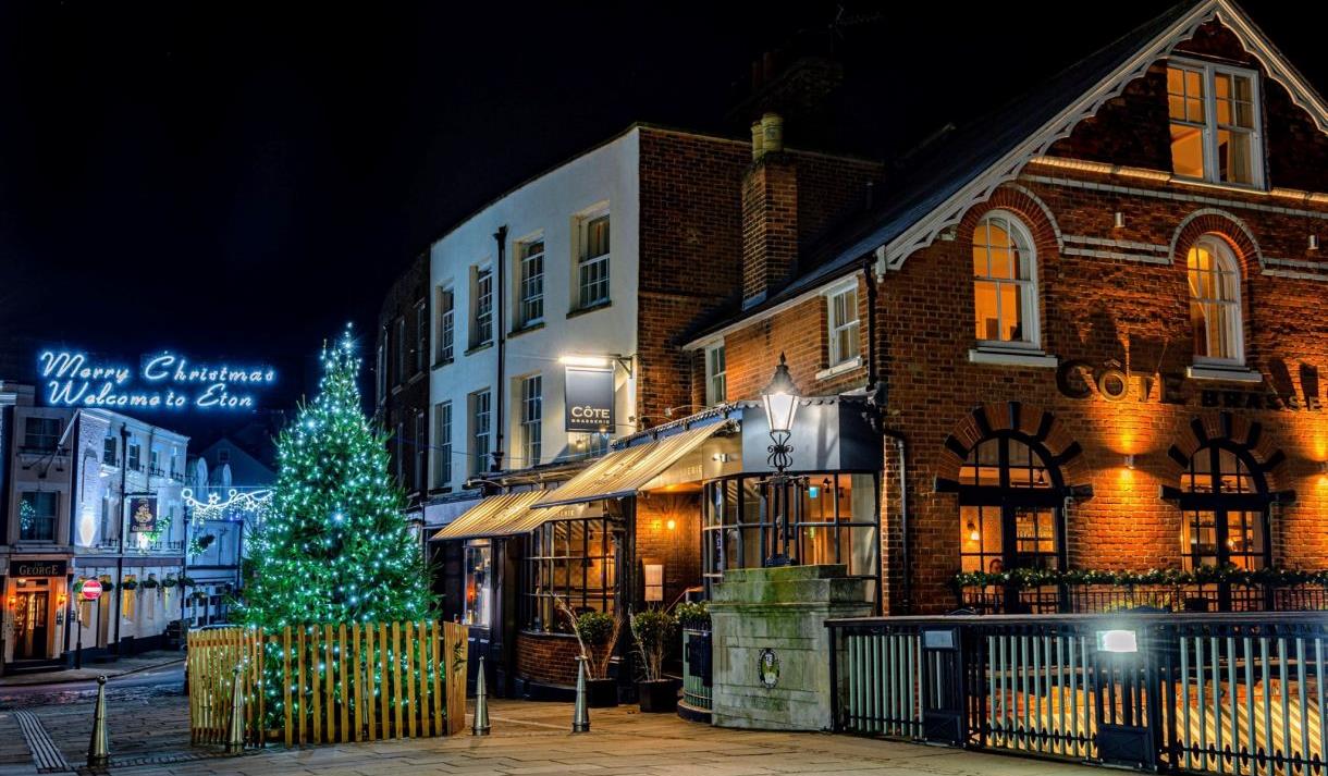 Saundersfoot Christmas light switch on illuminates village