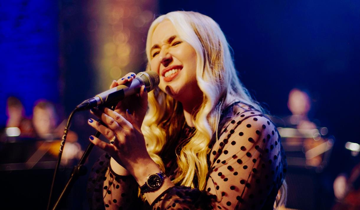 Ainsley Hamill singing