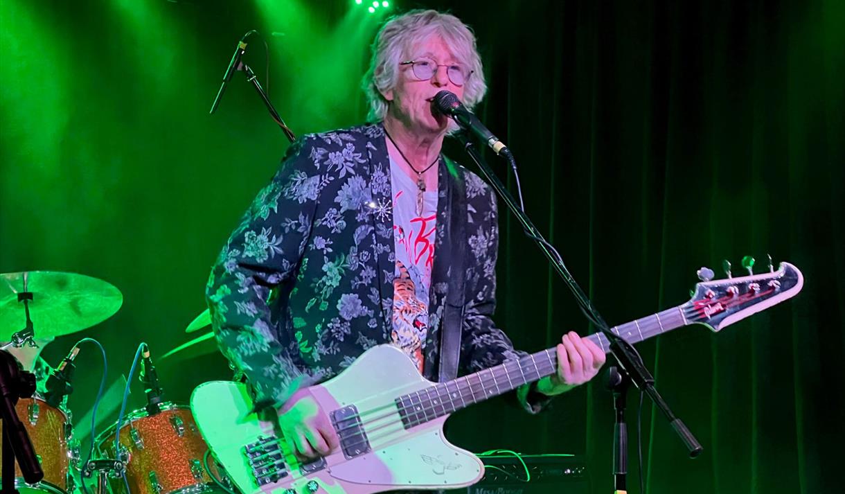 Martin Turner singing and playing bass