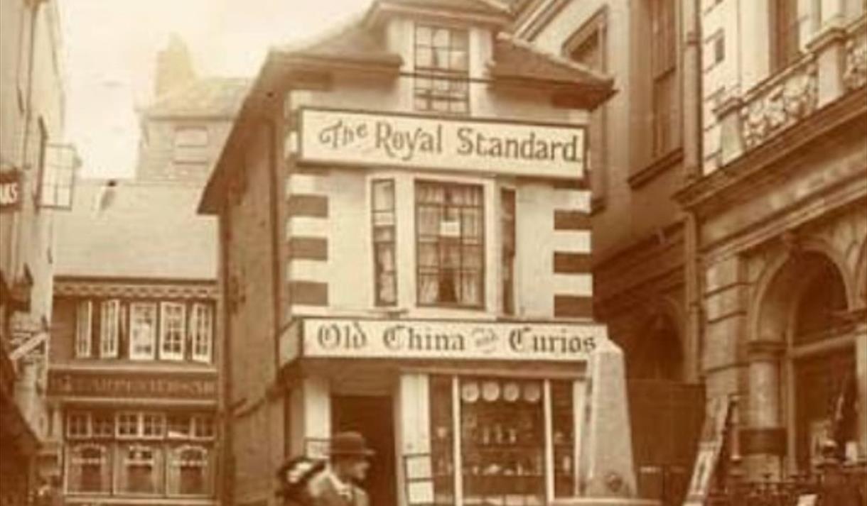 Pubs Walk - Crooked House, Windsor