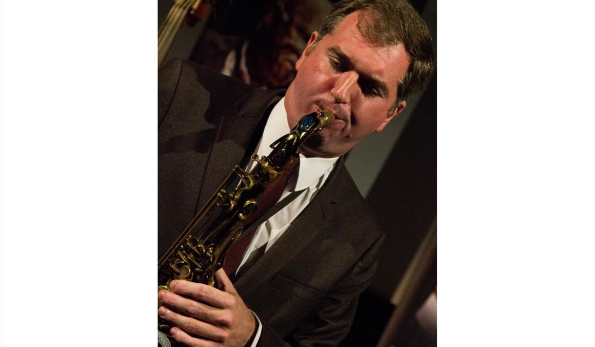 Simon Spillett performing