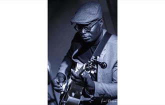 Black and white, jazz guitarist © Ron Milsom
