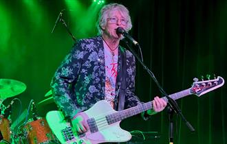 Martin Turner singing and playing bass