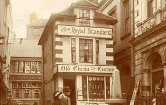 Pubs Walk - Crooked House, Windsor