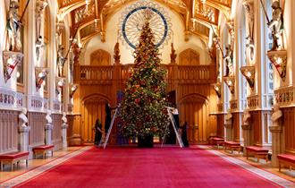 Christmas tree in St George's Hall | © Royal Collection Enterprises Limited 2024 | Royal Collection Trust