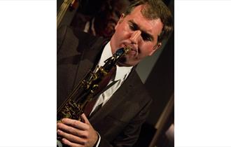 Simon Spillett performing
