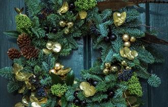 Darling Buds of Windsor deluxe wreath