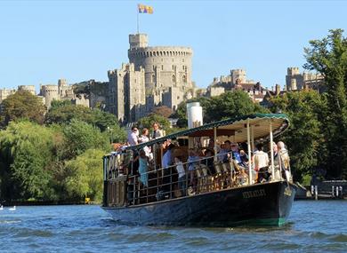 SL Streatley, French Brothers, with Windsor Castle in distance