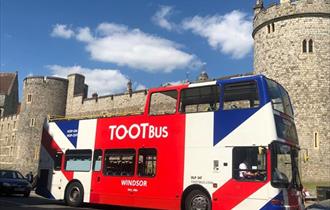 Tootbus Windsor outside Windsor Castle
