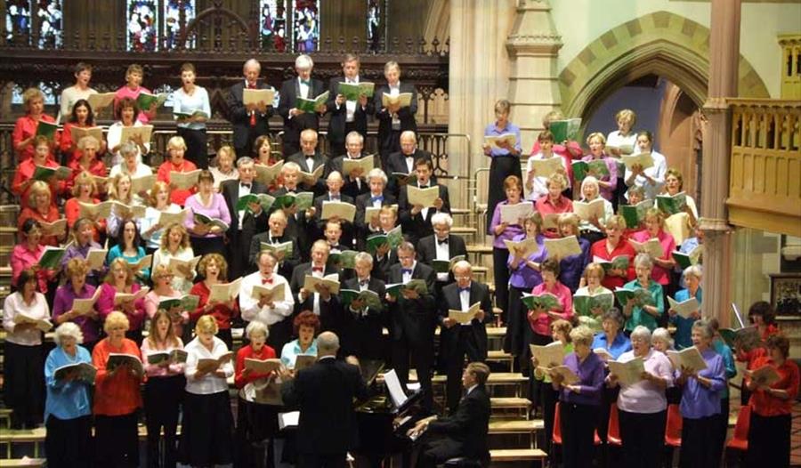 The Royal Free Singers and the Orchestra of London perform works by Elgar