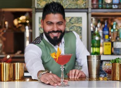 Cocktail barman