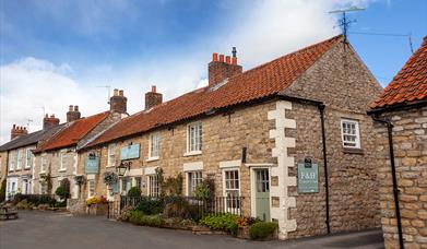 An image of the Fox and Hounds Inn exterior