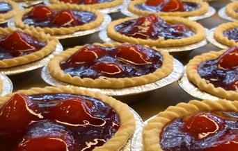 An image of Botham's Strawberry Tarts